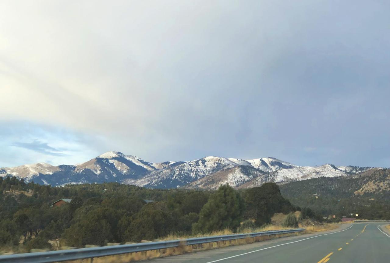 Huge Ruidoso Retreat With Game Room, Pool, 2 Balconies, 2 Kitchens - Sleeps 17! Luaran gambar
